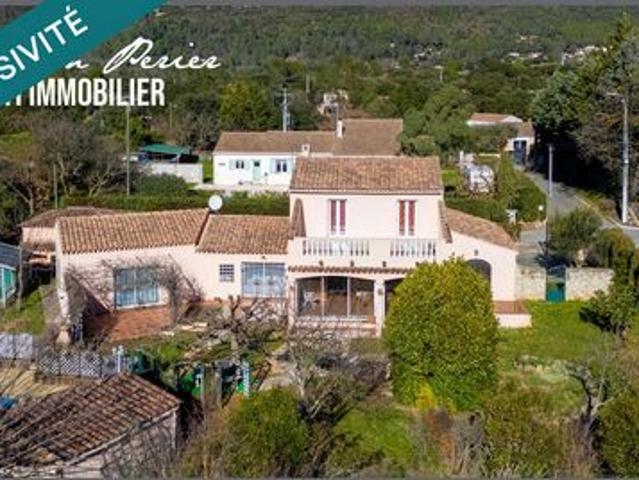 Villa construction traditionnelle d'une surface de 160 m2 très grande suite parentale de plain pied terrasse couverte et fermée de type véranda de 29 m2 non comprise dans la surface habitable piscine garage indépendant terrain de 150.