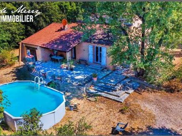 Villa construction traditionnelle d'une surface de 125 m2 3 chambres deux pièces d'eau et deux WC garage et terrain clôturé de 2000 m2