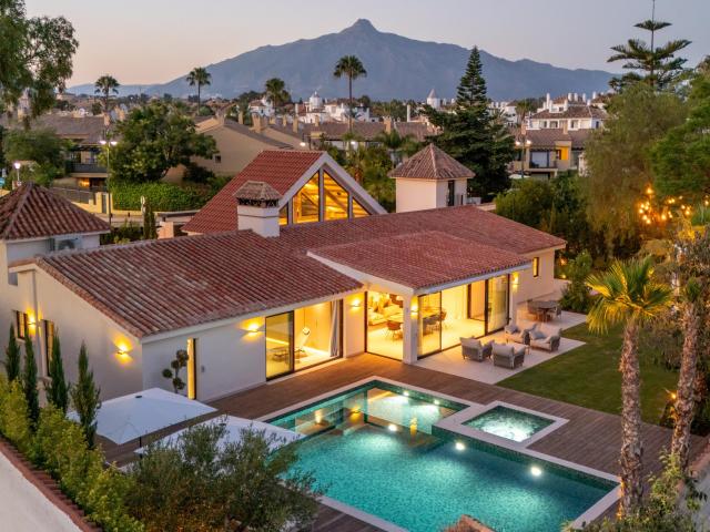 Villa Costera con Vida Interior Exterior sin Esfuerzo en Cor. 336m² San Pedro de Alcántara
