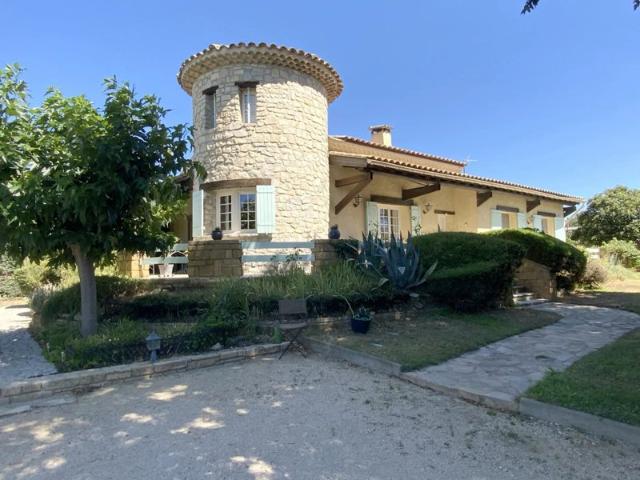 Villa cossue située à Uzès avec terrain de 1400 m2 avec pisc
