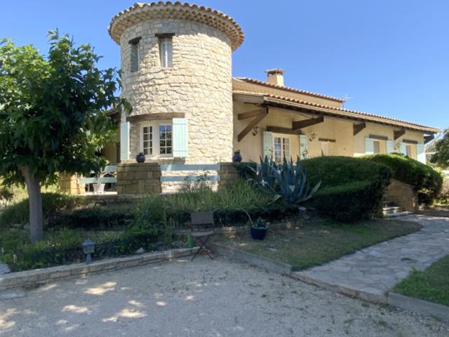 Villa cossue située à Uzès avec terrain de 1400 m2 avec pisc
