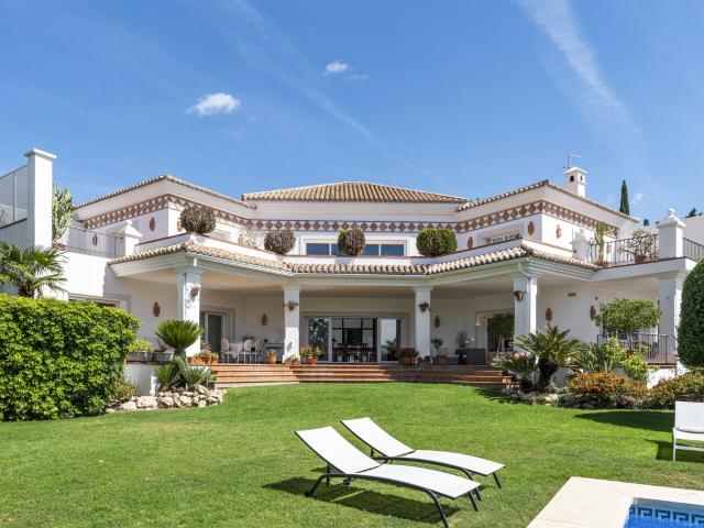 Villa clásica andaluza rodeada de campos de golf en El Paraí. 796m² Benahavís