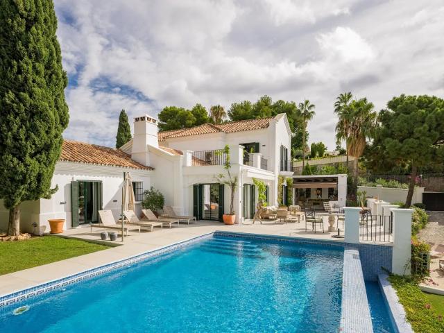 Villa clásica con vistas panorámicas al mar en El Madroñal. 886m² Benahavís