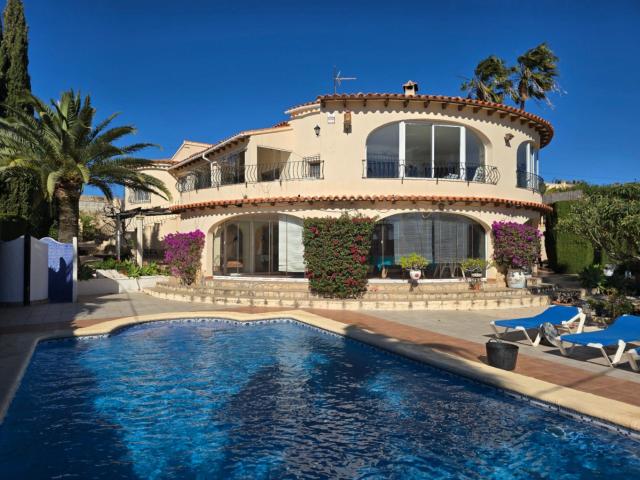 Villa clásica en zona residencial tranquila de Calpe. Es una. 362m² Calpe Calp