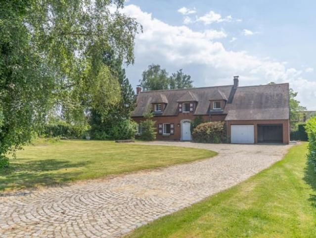 VILLA CLASSIQUE SUR TERRAIN PRIVATIF