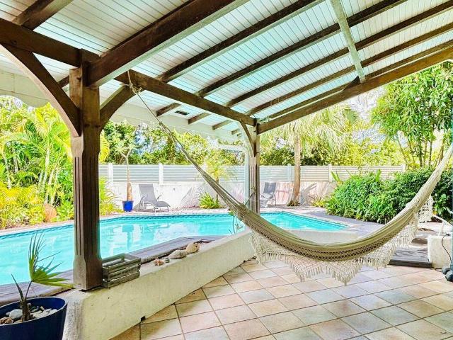 Villa créole avec piscine, SPA et deux bungalows ? Un havre de