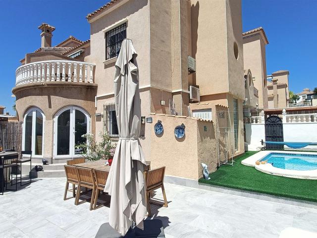 Villa cuádruple totalmente renovada con piscina privada y so. m² Orihuela Costa
