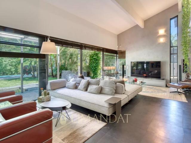 – Villa d’architecte avec dépendances