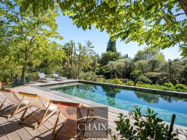 Villa d’architecte avec piscine balinaise à 1 km de la mer Havre de paix à Sanary