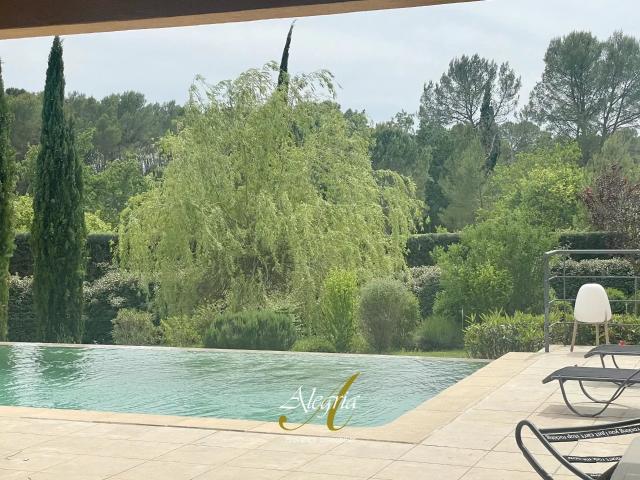 Villa d’architecte dans un écrin de verdure à Cotignac 202m² Cotignac