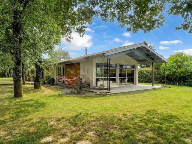Villa d’architecte de plain pied au cœur d’un environnement boisé préservé – 209 m² de lumière et d’espace