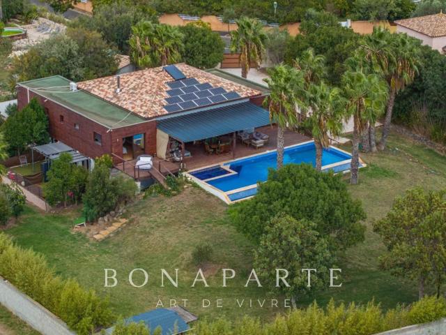 Villa d’architecte en bois avec piscine à débordement et esp. 230m² Agde Cap d'Agde