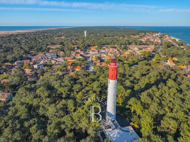 VILLA D’ARCHITECTE EN PLEIN CENTRE DU CAP FERRET, SUR UN TERRAIN EN POSITION DOMINANTE