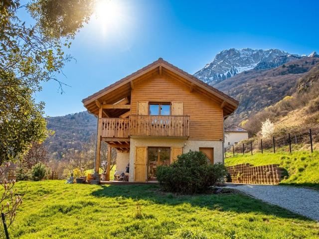 VILLA D’ARCHITECTE: L’ÉCRIN DE NATURE SUSPENDU SEYSSINS HAUT