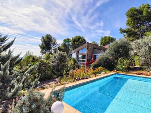 VILLA D ARCHITECTE LUMINEUSE DE 393m² SUR 2777m² AVEC PISCINE ET DEPENDANCES A PIERREVERT