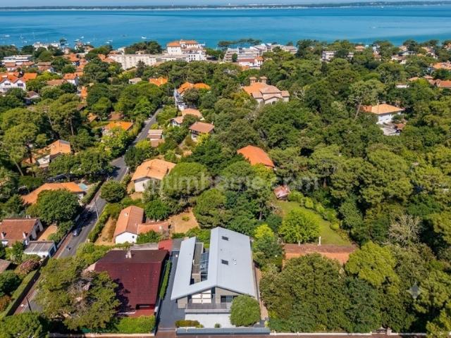 VILLA D’ARCHITECTE SUR PILOTIS – EXCLUSIVITÉ & ESPRIT YACHTING MOULLEAU, À ARCACHON