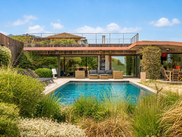 Villa d’architecte vue mer à Pianottoli Caldarello propriété de prestige en bord de mer