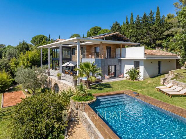 Villa d’exception à Mougins avec vue sur le vieux village – 510 m², 4 suites, piscine et jardin paysager
