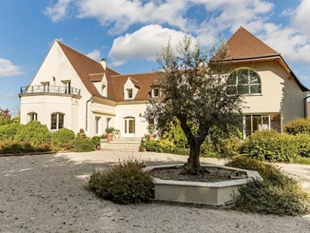Villa d’exception proche Chantilly – Élégance, volumes et prestations rares à 1 h de Paris