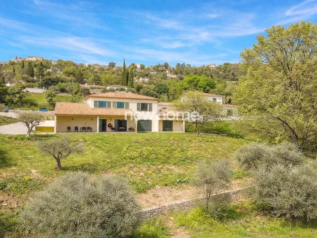 Villa d’exception avec vue panoramique, au calme absolu, sur. 190m² Montauroux