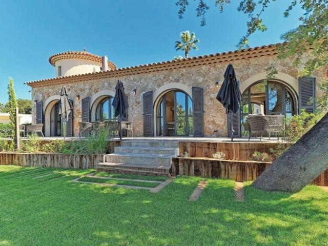 VILLA D’EXCEPTION FACE AUX PLAGES DU CAP