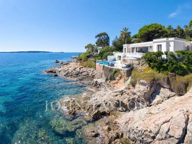 Villa d’exception pieds dans l’eau avec ponton privé