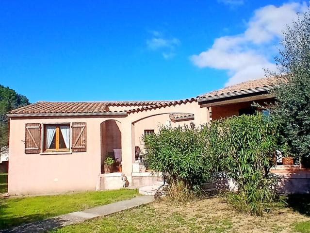 Villa d’un étage avec 115 m2 d’espace de vie offrant 3 chambres et un garage sur un terrain paysager de 1200 m2, dans un cadre paisible avec de magnifiques vues