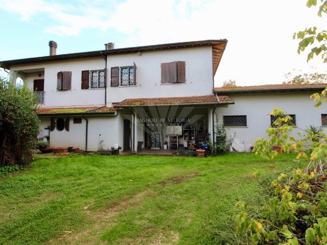 Villa con giardino a Pietrasanta
