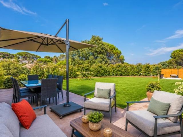 Villa dans domaine privé, à pied du centre ville et de la plage – aperçu mer et jardin