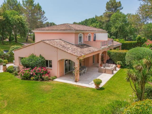 VILLA DANS UN DOMAINE PRIVÉ AVEC VUE SUR GOLF