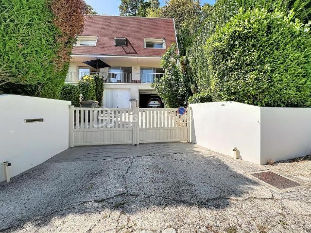 Villa d'architecte 8 pièces de 163 m² – Volumes, caractère et fort potentiel