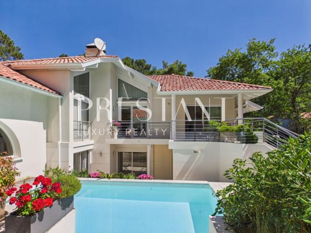 Villa d'architecte, 193 m² avec piscine sur les hauteurs du. 193m² Soorts Hossegor