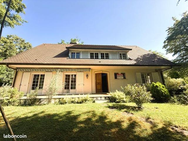 Villa d'architecte au bois du roy – un écrin de verdure aux portes de la ville