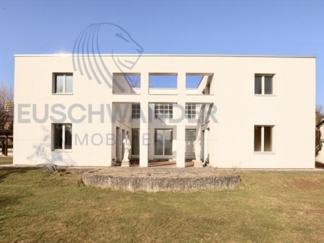 Villa d'architecte avec magnifique terrain et vue imprenable
