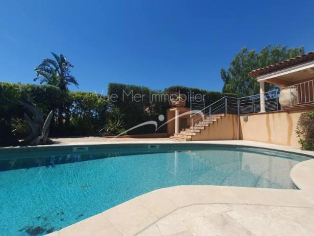 Villa d'architecte avec belle et grande piscine idéalement située