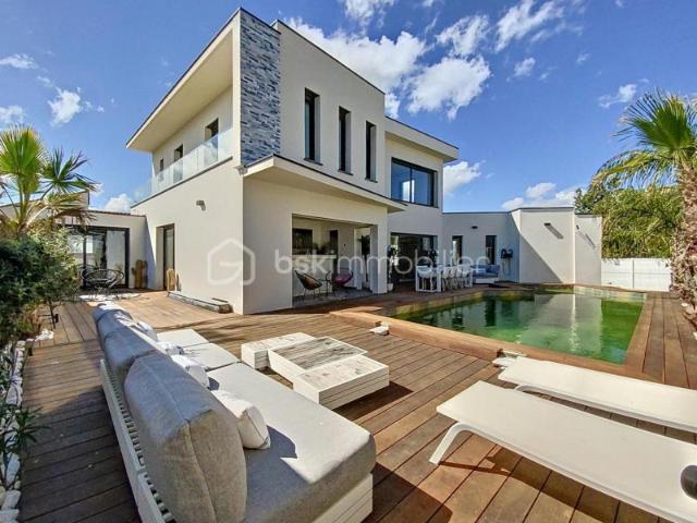 VILLA D'ARCHITECTE AVEC PISCINE CHAUFFEE
