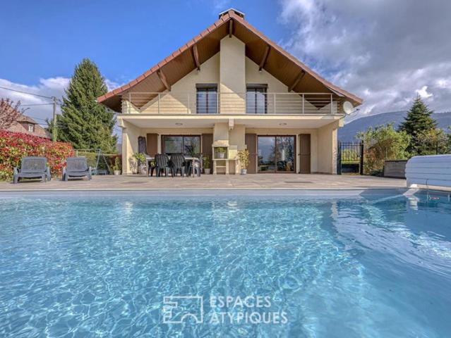 Villa d'architecte avec piscine entre lac et montagnes
