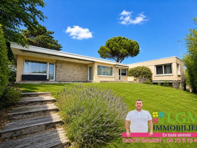 Villa d'architecte avec piscine et 3 200 m² de terrain – Le calme à la ville