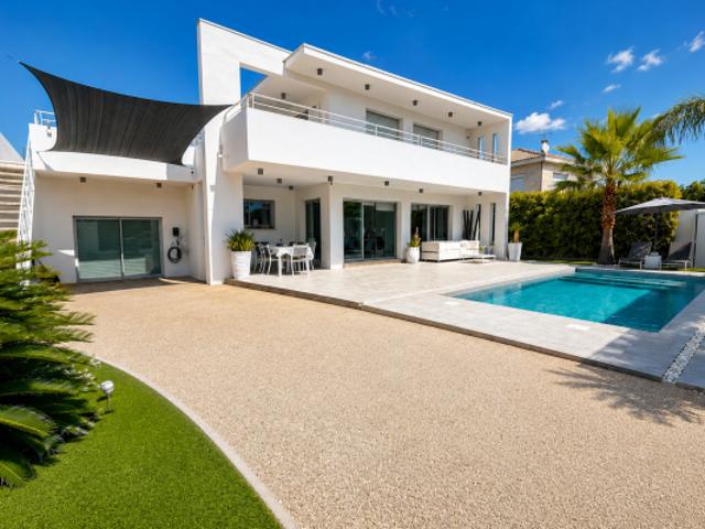 Villa d'architecte avec piscine et deux appartements indépen