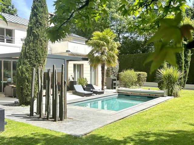 Villa d'architecte avec piscine et volumes exceptionnels
