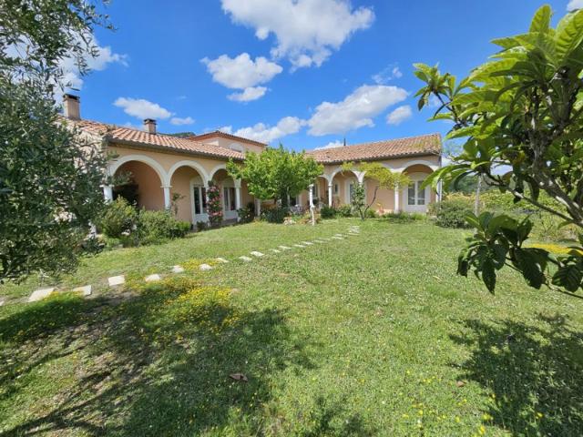 Villa d'architecte avec piscine et vue panoramique sur la vallée