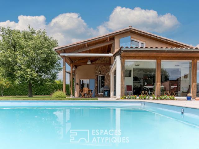 Villa d'architecte avec séjour cathédrale et piscine