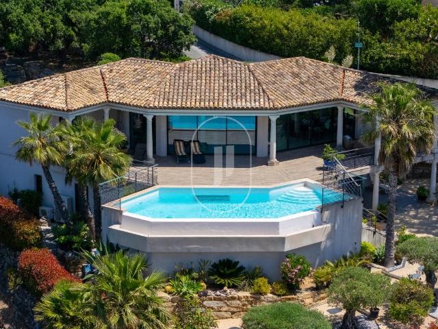 Villa d'architecte avec vue dégagée sur les collines et le g. 150m² Sainte Maxime