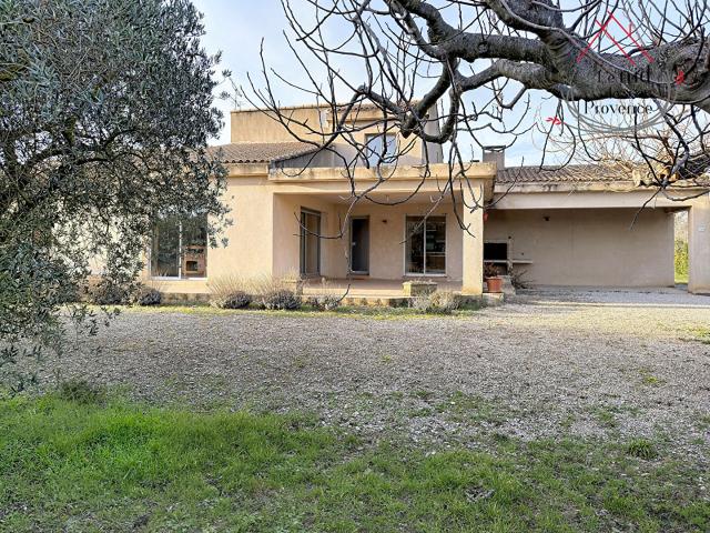 Villa d'architecte avec vue sur la colline Saint Jacques ? Environnement calme et privilégié