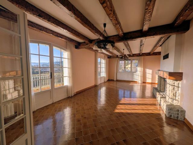 Villa d'architecte composée de 2 appartements sur un terrain. 186m² Laragne Montéglin