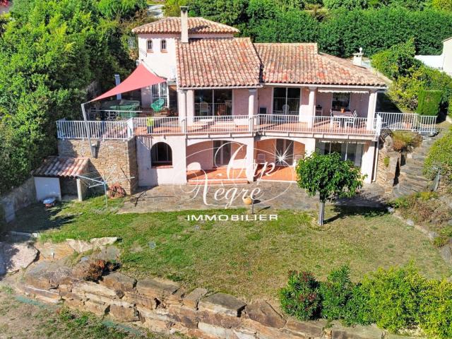 Villa d'architecte complètement au calme située à Saint Clai. 172m² Le Lavandou