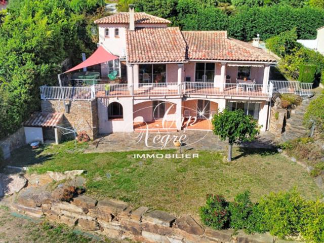 Villa d'architecte complètement au calme située à Saint Clair au Lavandou