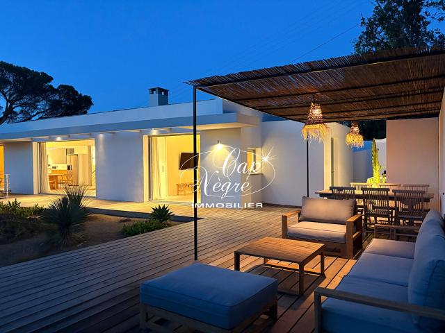 VILLA D'ARCHITECTE CONTEMPORAINE NEUVE VUE SUR LES COLLINES A VENDRE A SAINTE MAXIME GOLFE DE SAINT TROPEZ