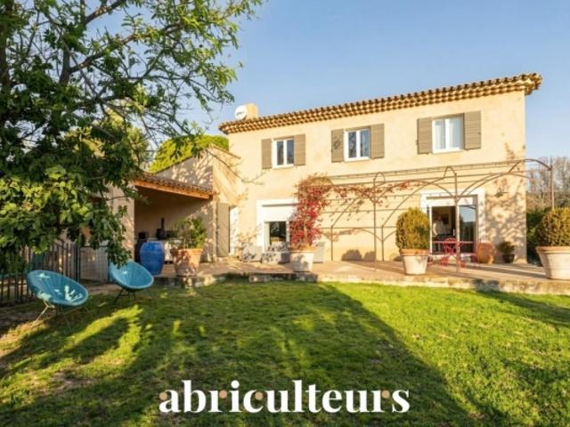 Villa d'architecte contemporaine 2009 dans une zone naturelle protégée à Puyvert 84160