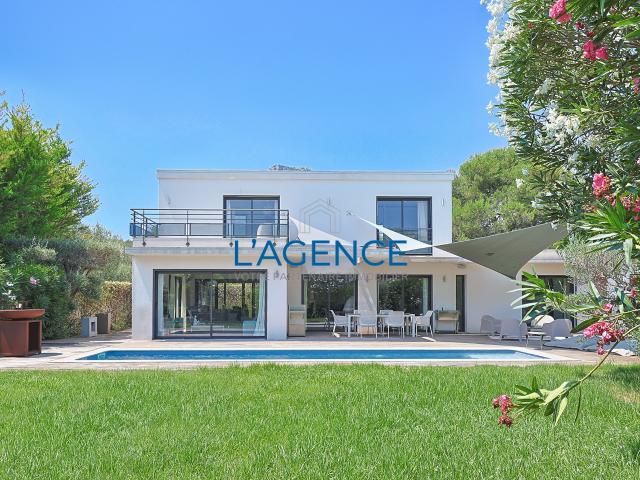 Villa d'architecte de 163 m2 exposée au Sud, avec piscine et terrain arboré, sans vis à vis